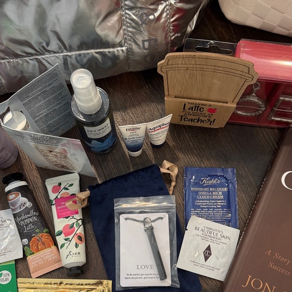 Beauty bundle Skincare Moisturizer Set w Silver bag 2 cosmetic bags - Picture 6 of 10